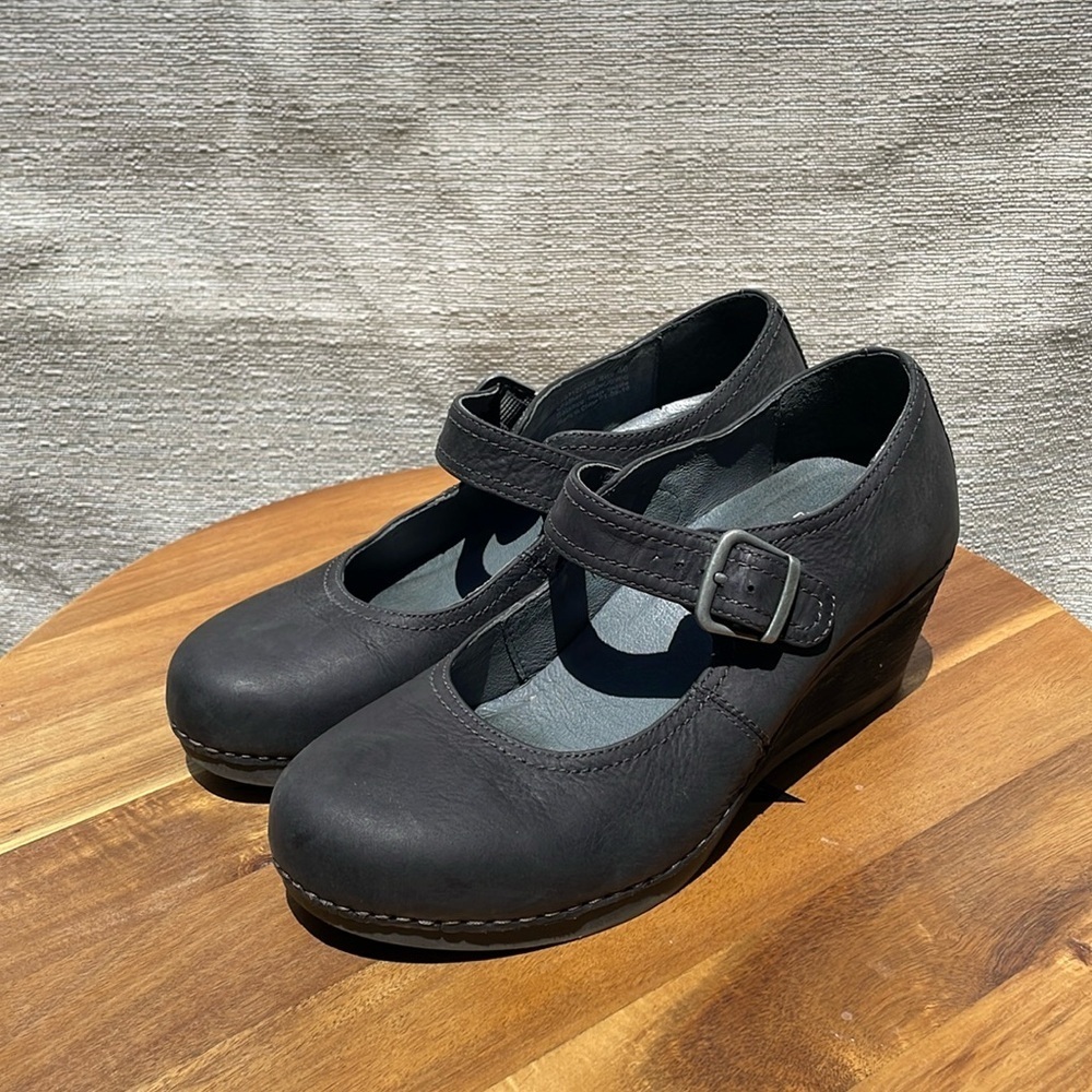 Dansko Women's Sandra Wedge Pump, Plack Nubuck Size 40